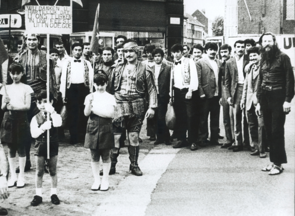 Walter De Buck en een stoet van Turkse Gentenaars tijdens de ‘Dag van de Gastarbeiders’, 1971 – collectie Stadsarchief-De Zwarte Doos