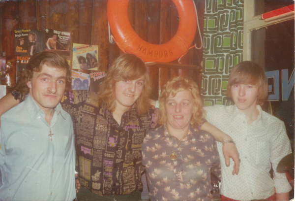 Uitbaatster Lisbeth met haar ‘Vikings’, jaren 1970 – collectie Lisbeth Waldack Uitbaatster Lisbeth met haar ‘Vikings’, jaren 1970 – collectie Lisbeth Waldack