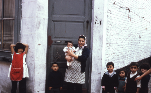 Turkse familie in een Gents beluik, jaren 1970 Turkse familie in een Gents beluik, jaren 1970
