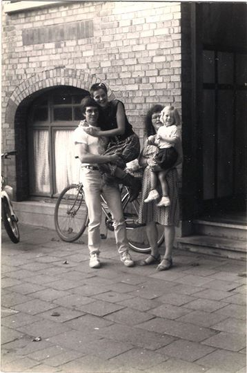 Torsten, zijn echtgenote, hun dochter en hun Italiaanse dagmoeder, Gent, 1992